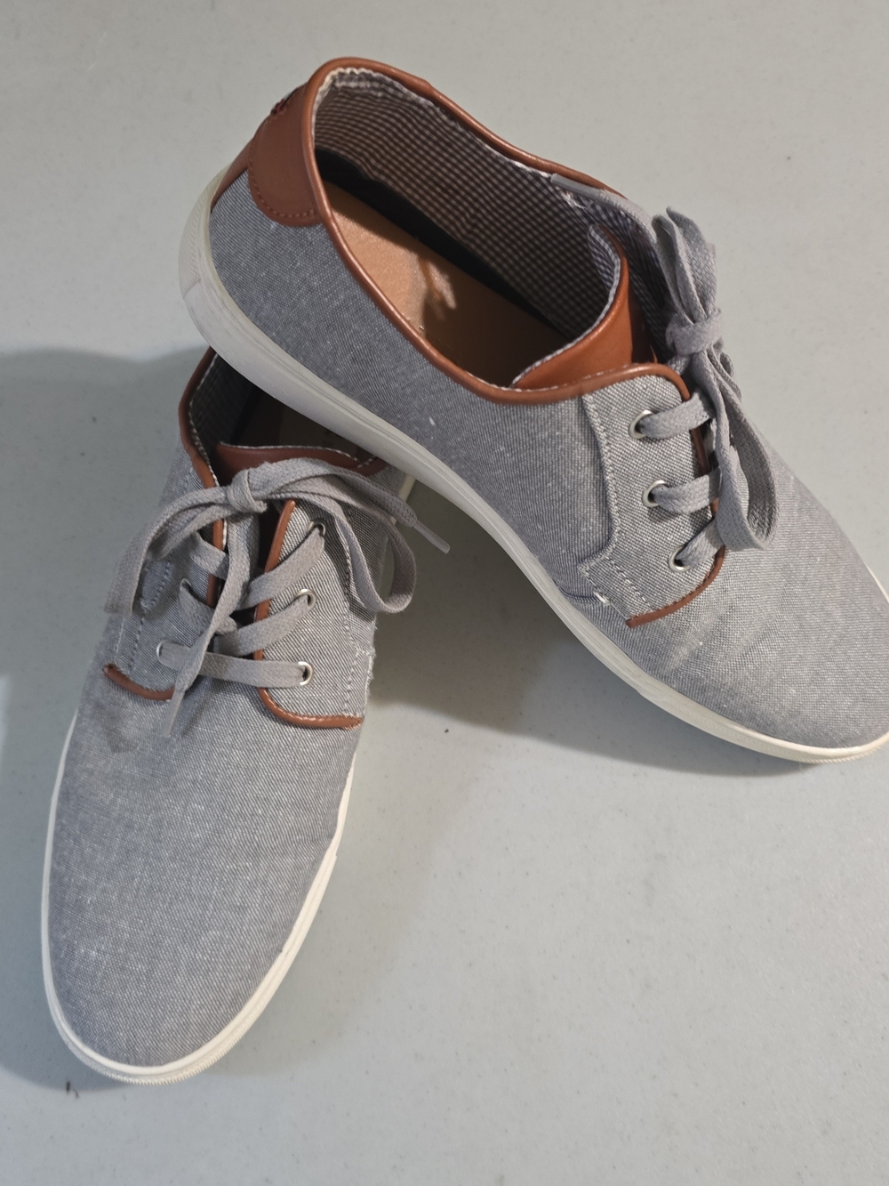 Tommy Hilfiger Light Gray Canvas Sneakers with Brown Trim Size 11